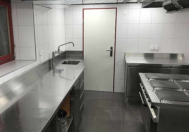 In 1’000 Stunden Freiwilligenarbeit wurde die Küche des Pfadiheims Wangen komplett umgebaut und präsentiert sich nun als moderner und gut ausgestatteter Arbeitsplatz. (Bild: ZVG)