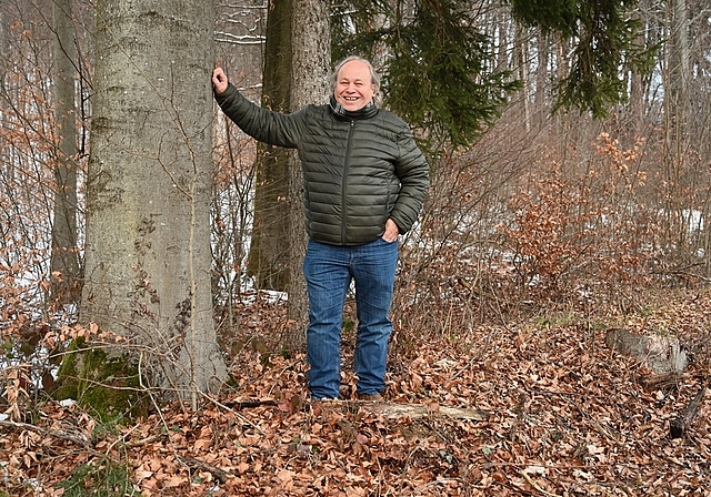 Waldbotschafter Peter Fibich, dort, wo er am liebsten ist – im heimischen Wald. (Bild: Denise Donatsch)