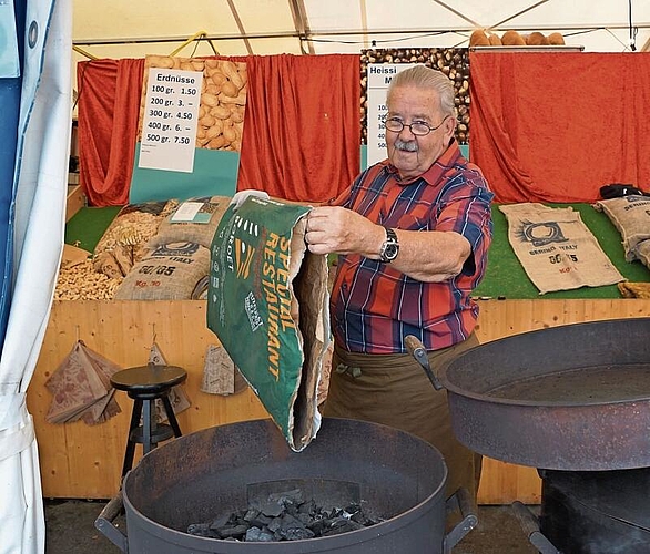 «Banause» Kurt Peduzzi, 78, bereitet an der MIO seit 50 Jahren Marroni zu. (Bild: AGU)
