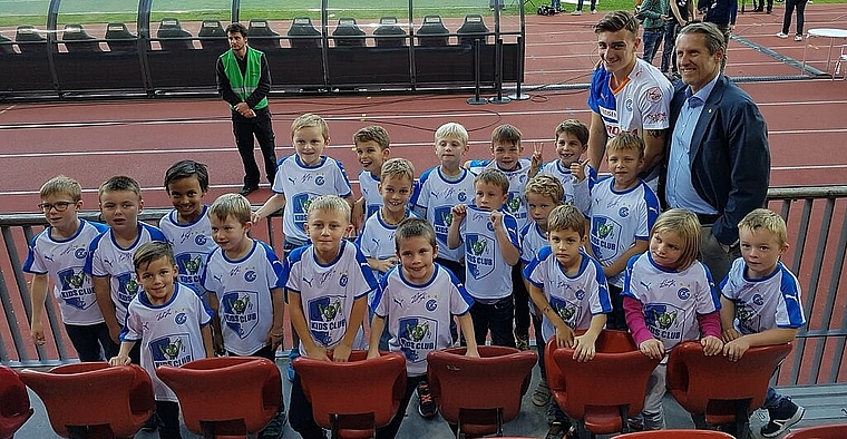 Einen Auftritt mit den «Grossen» hatten die 20 G- und F-Junioren des SC Fulenbach am vergangenen Sonntag im zürcherischen Letzigrund-Stadion. (Bild: ZVG)
