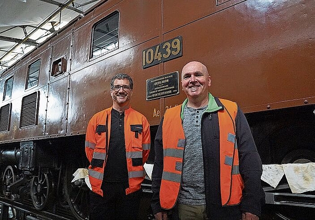 Aktuar Martin Liechti (links) und Präsident Hans-Peter Kaiser vor der namensgebenden Lokomotive ihres Vereins, der 10439, ebenfalls bekannt als «Trimbacher Frontlenker» oder vereinsintern schlicht als «Grosi». (Bild: Achim Günter)