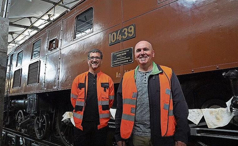 Aktuar Martin Liechti (links) und Präsident Hans-Peter Kaiser vor der namensgebenden Lokomotive ihres Vereins, der 10439, ebenfalls bekannt als «Trimbacher Frontlenker» oder vereinsintern schlicht als «Grosi». (Bild: Achim Günter)