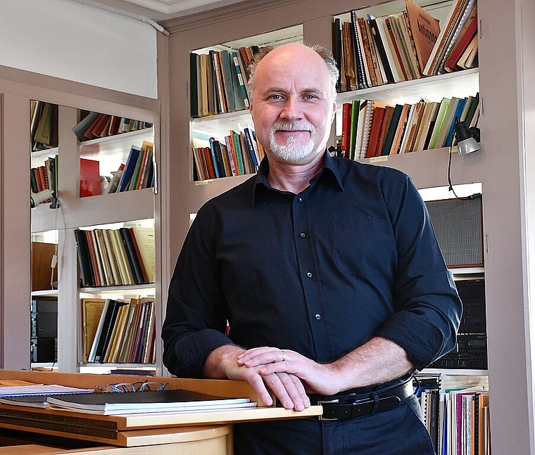 Patrick Oetterli in seinem Arbeitszimmer im alten Bauernhaus in Trimbach: «Als Gesangslehrer bin ich so etwas wie ein Austerntaucher.» (Bild: Franz Beidler)