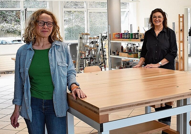 Der Wärchlade Olten verfügt über eine neue Holzwerkstatt in der Rötzmatt: Marlis Broger (l.), betreuende Mitarbeiterin Holzwerkstatt, und Geschäftsleiterin Rita von Däniken. (Bild: Franz Beidler)