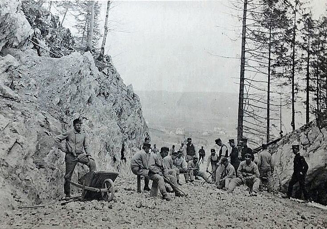 Zu Beginn des Ersten Weltkriegs bauten Arbeiter und Soldaten die Militärstrasse, um auf den Hauenstein zu gelangen. (Bild: ZVG)
