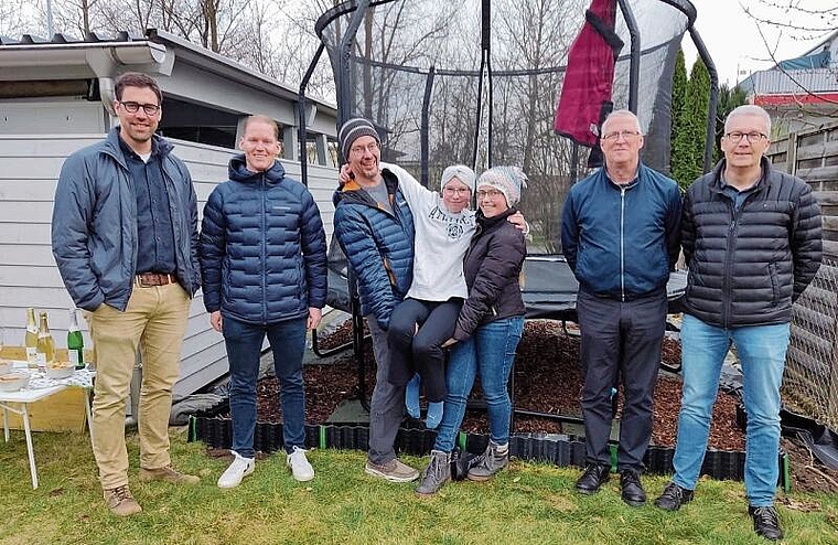 Eine Delegation des Rotary Clubs Olten mit Hannah Ruf und Familie nach der Einweihung des Trampolins in Härkingen. (Bild: ZVG)