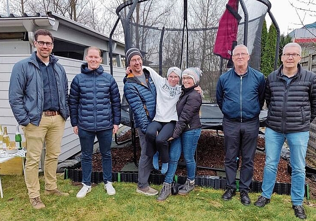 Eine Delegation des Rotary Clubs Olten mit Hannah Ruf und Familie nach der Einweihung des Trampolins in Härkingen. (Bild: ZVG)