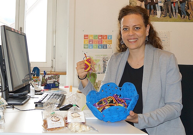 Mit Souvenirs zurück aus Haiti: Susanne Furler von Horyzon zeigt die Armbänder, die Frauen in Port-au-Prince herstellten und als Dankeschön an einem der diesjährigen Sponsorenläufe für die Stiftung verteilt werden. (Bild: Franz Beidler)