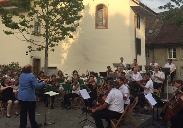 Das Stadtorchester Olten spielt ihre diesjährige Serenade zum Thema Wasser im Strandbad Olten. (Bild: ZVG)