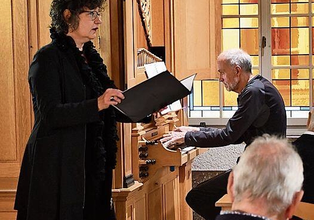 Sängerin Claudia Küpfert und Organist Hansruedi von Arx.
