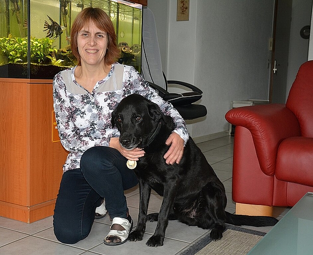 «Obwohl Chad kein Führhund ist, gibt er mir Sicherheit als Begleiter», so Karin Heimberg, die seit ihrer Geburt an einer schweren Sehbehinderung leidet. (Bild: vwe)