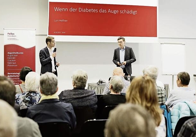 Es war eine sehr interessierte Zuhörerschaft von rund 40 Teilnehmern anwesend. Auf dem Bild sind der Präsident von Diabetes Solothurn Beat Strub und der Oberarzt Dr. med. Lars Hefner zu sehen. (Bild: ZVG)