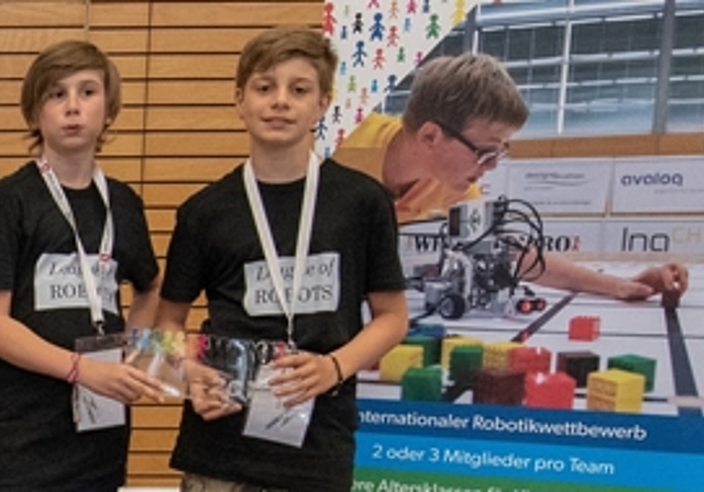 Die Erlinsbacher Nicola Alessandrelli (l.) und Jakob Hechler dürfen an der World Robot Olympiad teilnehmen. (Bild: ZVG)