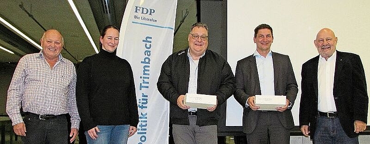 Freuten sich über ein «volles Haus» (v.l.): FDP-Ortsparteipräsident Hans Marti, FDP-Gemeinderätin Andrea Wiesner-Friker, Referent Marc Thommen, Gastgeber Urs Nussbaum und FDP-Gemeinderat Max Berger. (Bild: ZVG)