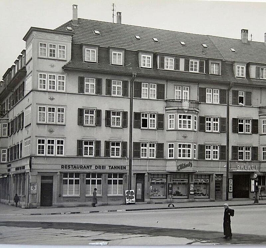 Das Kino Palace, in welchem gerade der Film «Die klugen Frauen» lief, befand sich ganz rechts im Haus Aarauerstrasse 75, Aufnahme von 1936. (Bild: ZVG)
