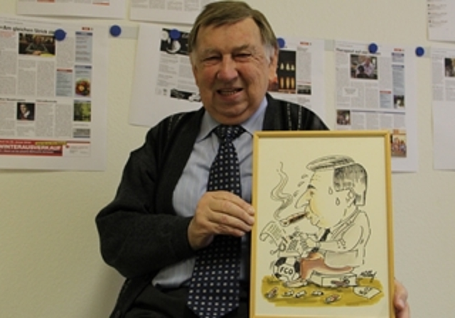 Der 75-jährige Sportjournalist Walter Ernst mit seiner Karikatur. Er ist heute als freier Journalist sportlich im Einsatz. mim)
