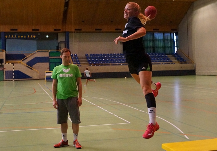 Der neue Sportchef und Trainer der Damen des HV Olten Christian Müller im Techniktraining in der Stadthalle mit der Spielerin Jana Wyss. (Bild: Franz Beidler)