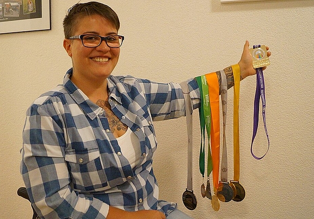 Die EM-Medaille fest im Griff: Die Badminton-Spielerin Cynthia Mathez in ihrer Wohnung in Olten. (Bild: Franz Beidler)