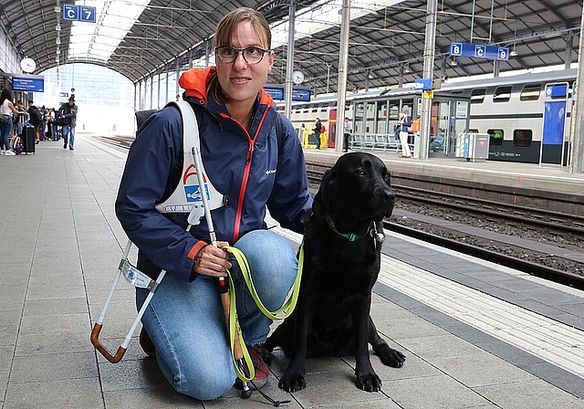 FHNW-Studentin Sabine Reist pendelt mit ihrer Blindenführhündin Cassie mehrmals wöchentlich nach Olten. (Bild: mim)