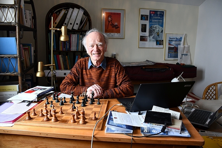 Peter Hohler in seinem Schachzimmer in Aarburg: Hier analysiert er Partien, auch seine eigenen 2500. Die Hälfte davon hat er schon geschafft. (Bild: Franz Beidler)