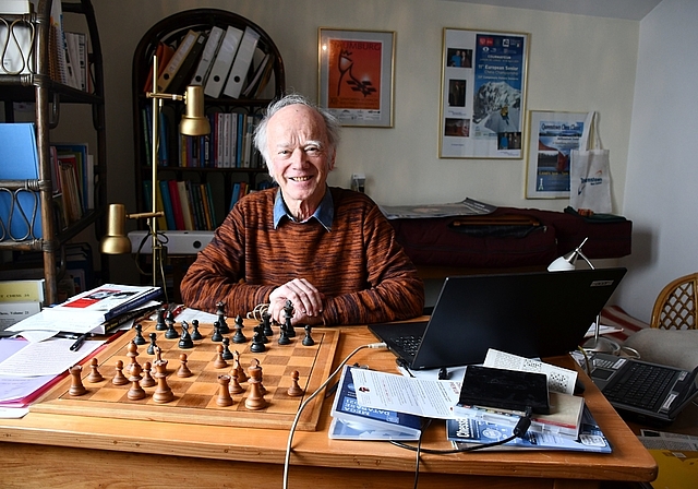 Peter Hohler in seinem Schachzimmer in Aarburg: Hier analysiert er Partien, auch seine eigenen 2500. Die Hälfte davon hat er schon geschafft. (Bild: Franz Beidler)