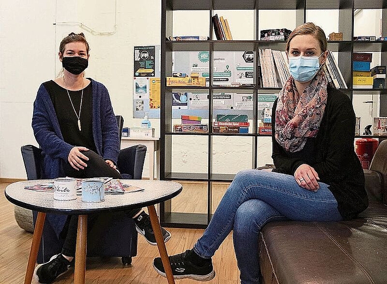 Fränzi Schneeberger (l.) und Mirjam Keller hoffen auf baldige Lockerung, damit Jugendarbeit für alle Altersparten uneingeschränkt möglich ist. (Bild: mim)