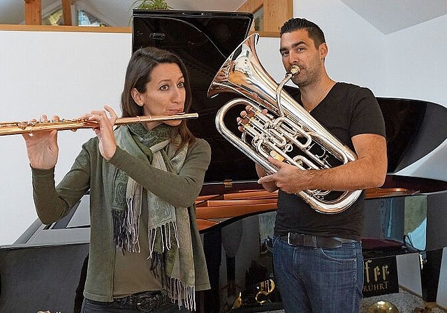 Muriel Zeiter und Fabian Bloch spielen unzählige Instrumente, hier proben sie mit Querflöte und Euphonium. (Bild: Achim Günter)