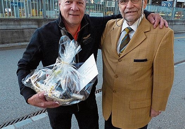 SKOG-Präsident Rolf Wuethrich (r.) überreicht Roland Bloch einen Geschenkkorb mit den besten Wünschen des Schwingklubs. (Bild: Fredi Köbeli)