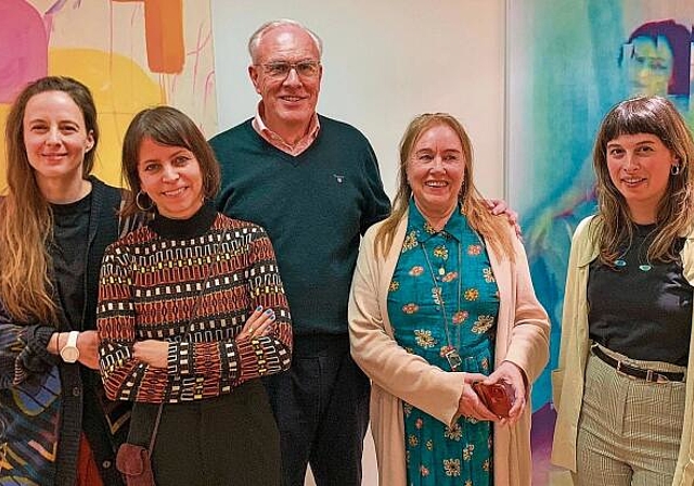 Die Künstlerinnen Tamara Janes, Yvonne Robert, Annelies Strba, Musikerin Tiziana Greco (v.l.) mit Galerist Christoph Oeschger  (Bild: ZVG)

