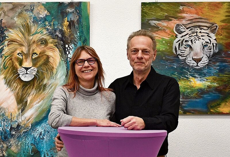 Beatrice Gugliotta und Urs Voser in ihrer Galerie, der Aare Galerie in Winznau. Während sie die Bilder malt, kümmert er sich um die Organisation. «Bald wollen wir aber auch andere Künstler ausstellen», sagen die Beiden. (Bild: Franz Beidler)