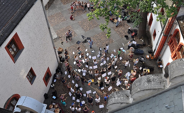 Idyllische Musikprobe von Stadtmusik Olten und Stadtkapelle Offenburg im Innenhof der Jugendherberge Windischleuba nahe Altenburg mit der Jugendmusik als interessiertes Publikum. (Bild: ZVG)