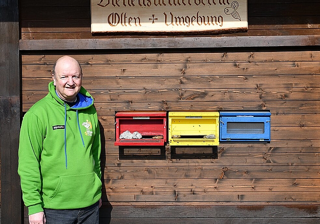 Peter Amrein, Präsident des Bienenzüchtervereins Olten, vor dem Bienenlehrstand an der Aare in Boningen. (Bild: Franz Beidler)