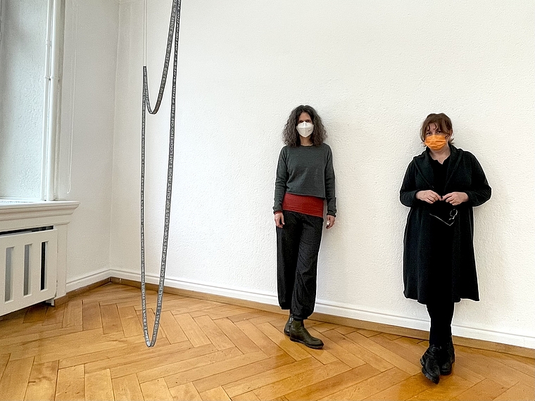 Katja Herlach (l.) und Dorothee Messer in der Ausstellung «Memory» mit einem Werk von Franziska Furter. (Bild: ZVG)