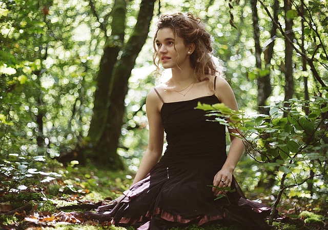 Die Sängerin Iandara Brobecker braucht Freiraum, um sich entfalten zu können. Deshalb liebt sie den Wald. (Bild: Anna-Lena Holm)