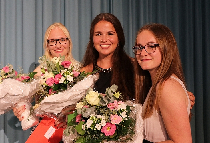 Preisträgerinnen des Schwerpunktfaches Literatur und Sprachen: (v.l.) Caitlin Giroud, Svea Burn und Gianna Gurzeler. (Bild:  ZVG)
