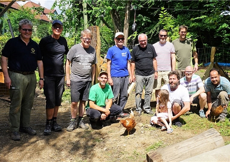 Mitglieder des Lions Club Olten und Mitarbeiter des Robi Olten mit einer Bewohnerin des neugebauten Hühnergeheges. (Bild: ZVG)