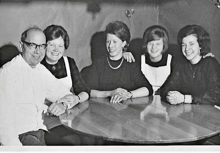Die Wirtsleute Franz und Margrit Rudolf von Rohr-Nick sitzen am Tisch mit Rösly, Ruth und Rita (v.l.), Serviertöchter und Buffettochter. Das Bild datiert aus den 1970er-Jahren. (Bilder: ZVG)