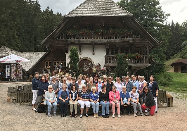 Ihre Vereinsreise führte die Däniker Landfrauen von Däniken nach Brugg, Koblenz, Waldshut über die Grenze in den Schwarzwald, wo es Rosen, Handwerk und Kulinarik zu entdecken gab. (Bild: ZVG)