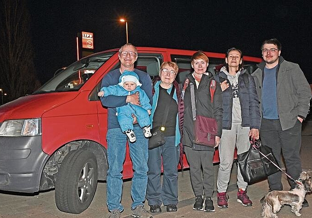 Bruno Kissling (ganz links) mit der in die Schweiz gebrachten ukrainischen Familie und deren Hund sowie sein Mitfahrer Samuel Hasler nach der Rückkehr am Mittwochabend in Egerkingen. (Bild: ZVG)
