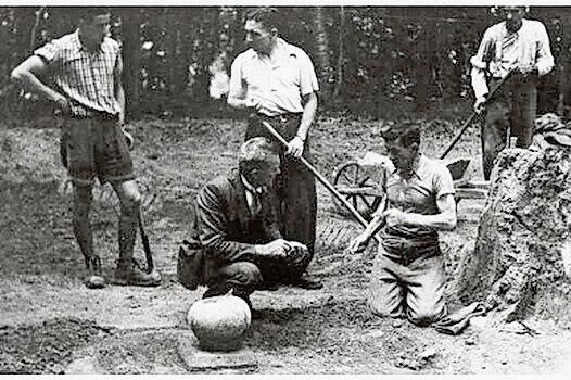Ausgrabung der Grabhügel in der Studenweid bei Däniken im Sommer 1946, vorne rechts kniend Theodor Schweizer, links neben ihm Lehrer Leo Fey, dahinter Max Humm.