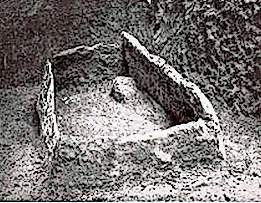 Foto vom Steinkistengrab, wie Theodor Schweizer es in Däniken vorgefunden hat.