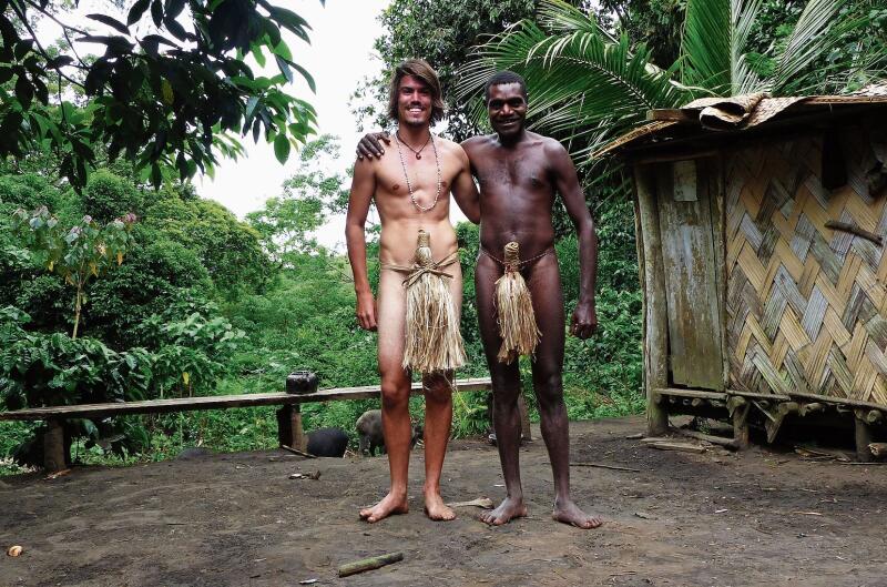 Abenteurer Raphael Fischer, wie das einheimische Stammesmitglied nur mit einer Namba bekleidet, im Dschungel von Tanna. (Bild: ZVG)