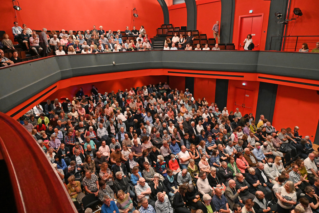 Hinter dem Satirefestival steht ein Verein mit 1500 Mitgliedern, hier bei der Versammlung 2022 zu sehen. (Bild: ZVG)
