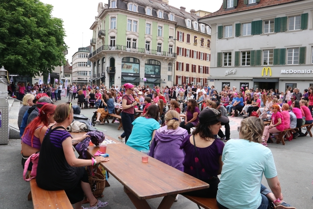Gegen Mittag füllte sich der Platz vor der Stadtkirche mit gegen 350 Personen jeglichen Alters. (Bild: mim)
