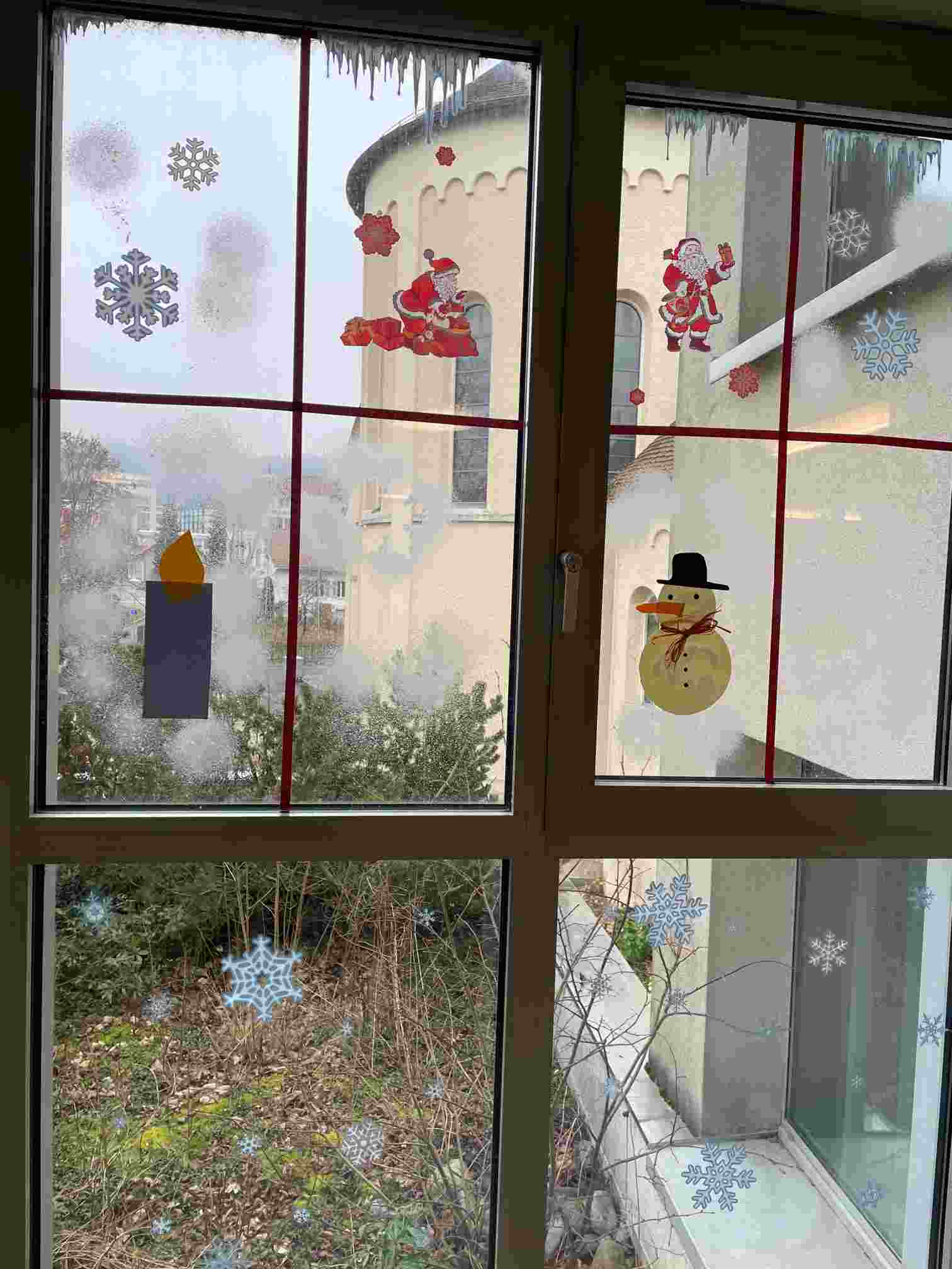 Blick durch ein festlich geschmücktes Fenster des Alters- und Pflegeheims St. Martin. (Bild: ZVG)