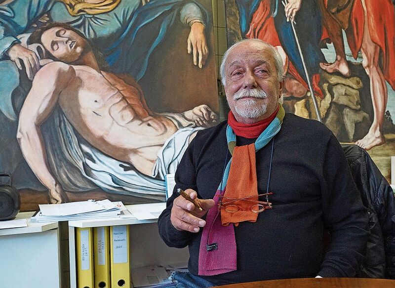 Der 72-jährige Maler und Kunstmaler Vincenzo Cosentino in seinem Atelier im Oltner Industriequartier. (Bild: Achim Günter)