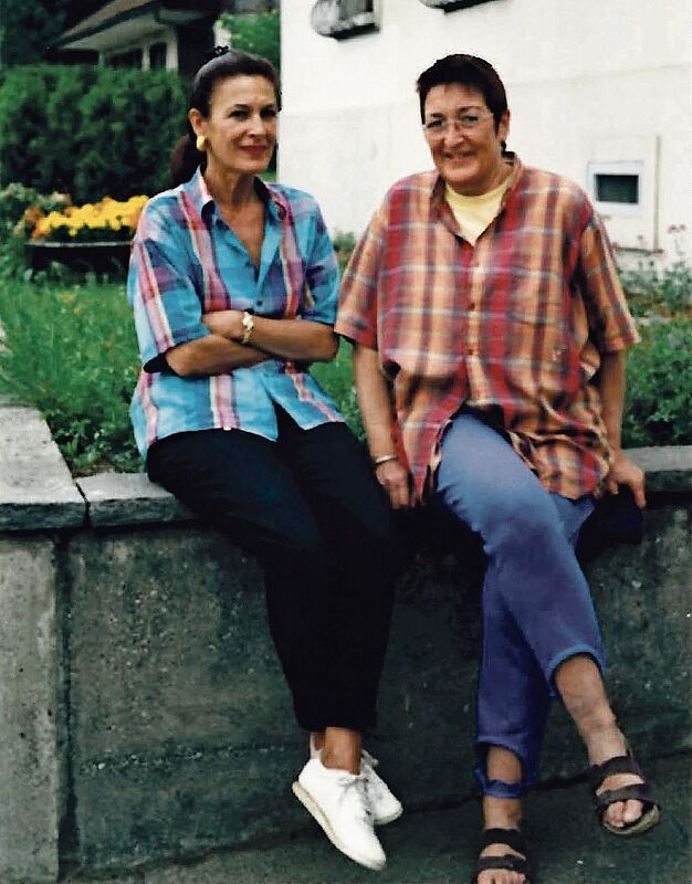 Madeleine Wildi (links) im Jahr 2000 mit ihrer Schwester Rosemarie. (Bild: ZVG)