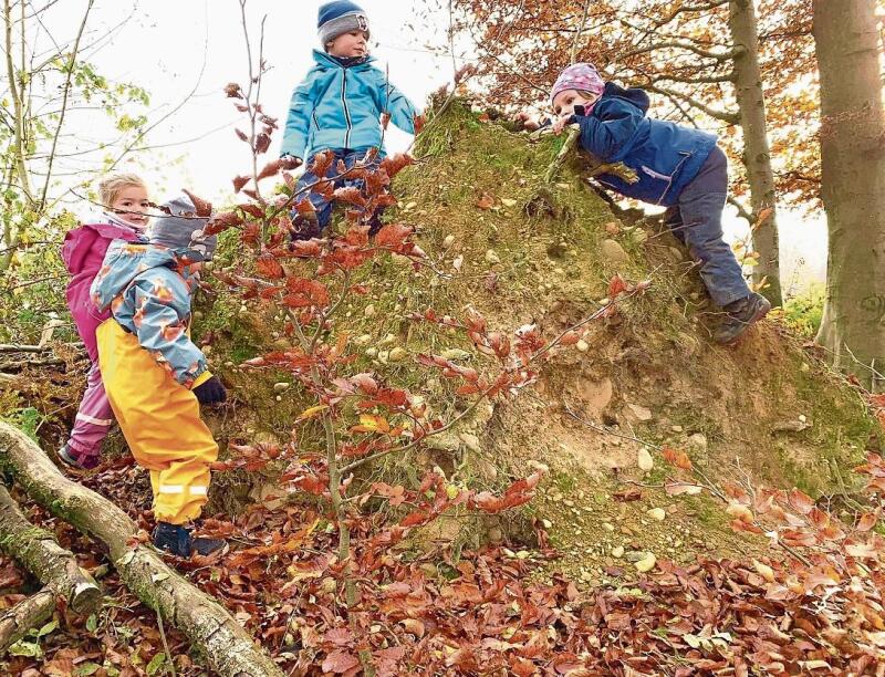 In der Waldspielgruppe können sich die Kinder austoben und ihre motorischen Fähigkeiten kennenlernen. (Bilder: ZVG)
