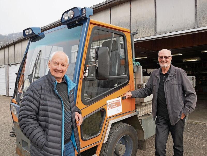 Obmann Rolph Sigrist (links) und Präsident Martin Staub mit einem soeben der Einwohnergemeinde abgekauften Kommunalfahrzeug. (Bild: Achim Günter)
