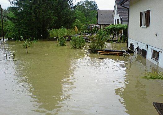 Die Situation am frühen Abend des 8. August 2007. Danach stieg das Wasser noch um fast einen Meter. (Bild: ZVG)
